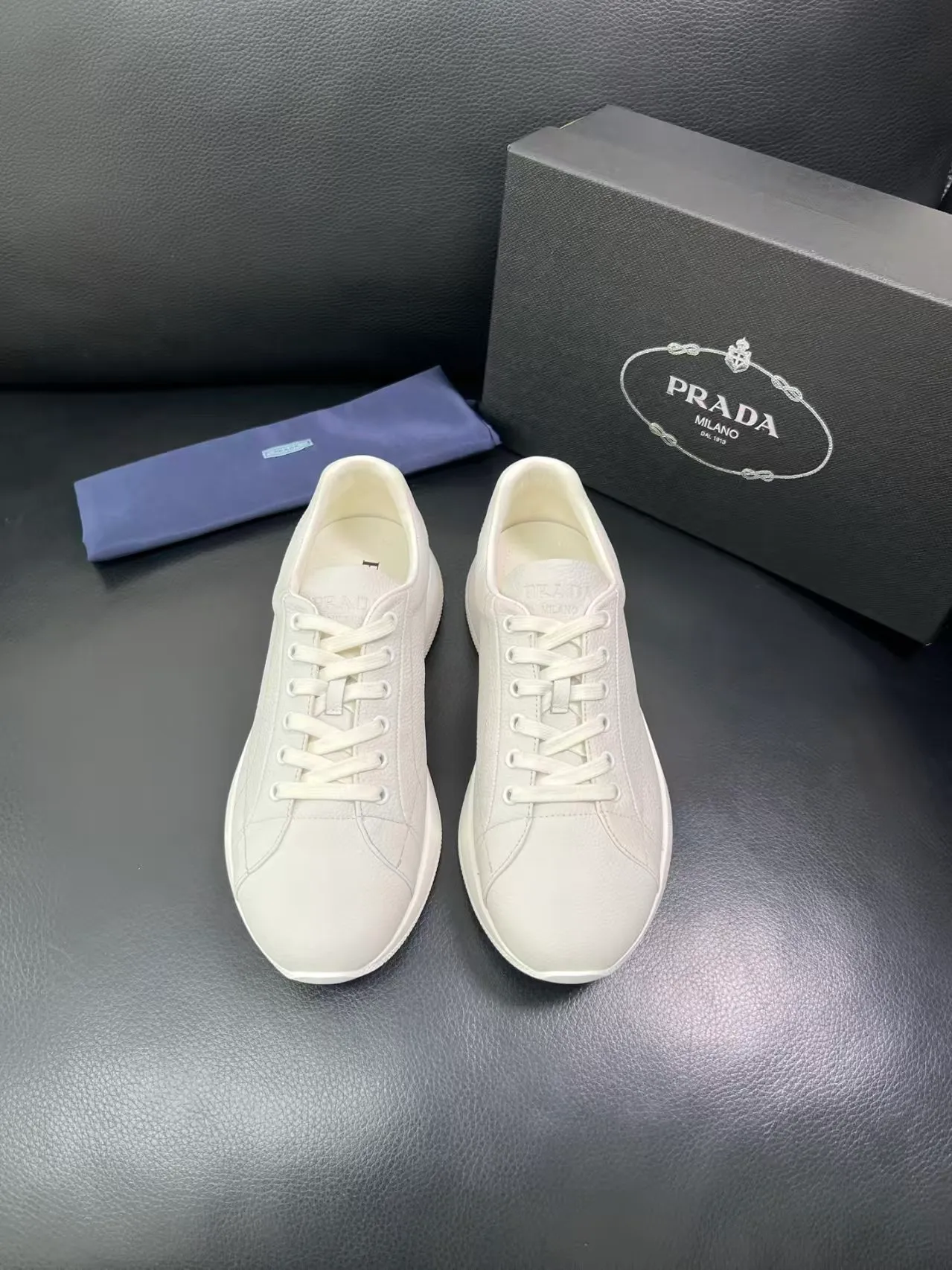 P440 38-45 Prada Prada’s new men’s leather sneakers, the highest version on the market, any comparison is welcome🆚! The original leather has excellent texture and is super high-end! Fetal sheep net lining imported from Italy, removable pad! Luxurious materials and fine workmanship, highly recommended! No. 058